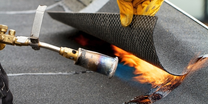 Flat,Roof,Repairing,With,Roofing,Felt